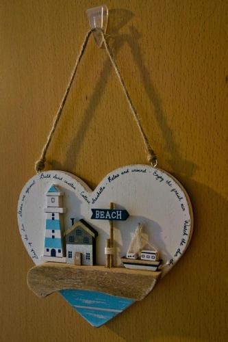 a heart shaped shelf with a picture of a beach at myCozyPlace - Zwei gemütliche Zimmer für Vier in Dresden