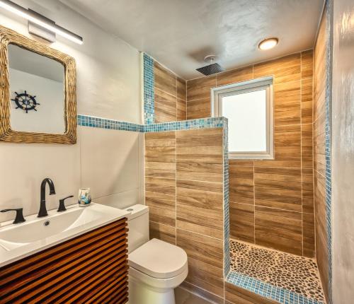 een badkamer met een douche, een toilet en een wastafel bij Apartment in downtown at the beach in Nassau