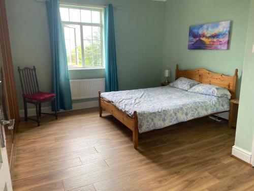 um quarto com uma cama, uma cadeira e uma janela em Wellbet Farm em Lincoln