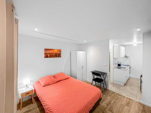 1 dormitorio con 1 cama con manta naranja en Essomes Prestige, en Essômes-sur-Marne