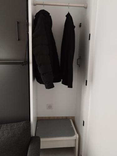um quarto com uma cama e dois sacos-cama pretos em Chambre fonctionelle em Gisors
