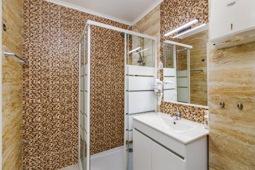 a bathroom with a shower and a sink at Mia Guest House in Setúbal