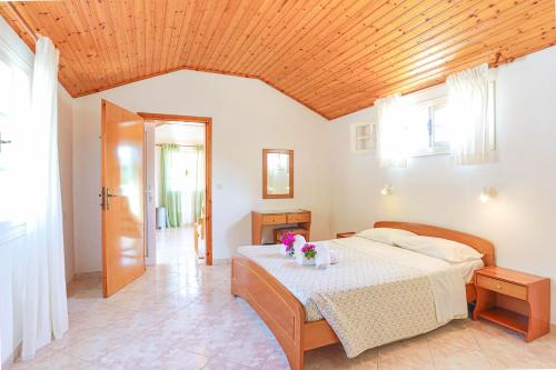 Un dormitorio con una cama con flores. en Anna Apartment Agios Stephanos, en Ágios Stéfanos