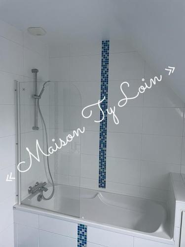 une salle de bain avec douche et baignoire dans l'établissement Villa Ty Loin vue mer 8 personnes, à Logonna-Daoulas