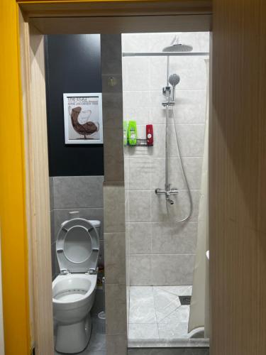 uma casa de banho com um WC e um chuveiro em Friends Hostel em Astana