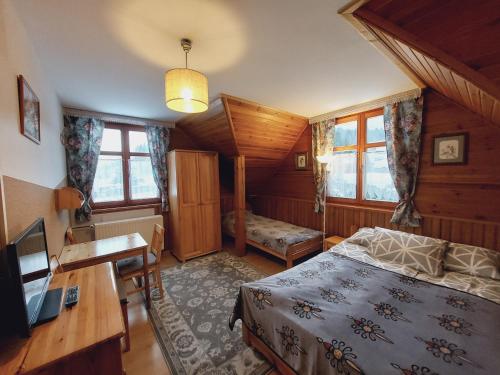 Ένα ή περισσότερα κρεβάτια σε δωμάτιο στο Olimp pokoje i apartamenty