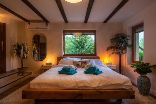 een slaapkamer met een groot bed en 2 handdoeken bij Maravilla Nagymaros in Nagymaros