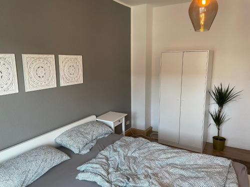 1 dormitorio con 1 cama y armario blanco en Stylisches Appartement "Johanna" in Weißenfels en Weißenfels