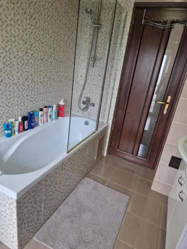 La salle de bains est pourvue d'une baignoire et d'une douche. dans l'établissement Casa din Izvor, à Tărlungeni