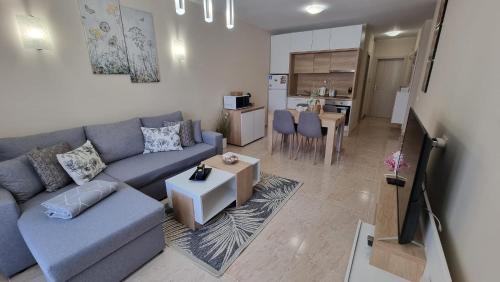 un soggiorno con un divano e un tavolo di Sea Dreams Sunrise Apartment a Sveti Vlas