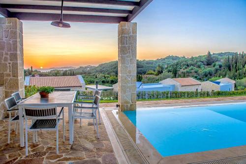 Bazén v ubytování Lithari Luxury Villas nebo v jeho okolí