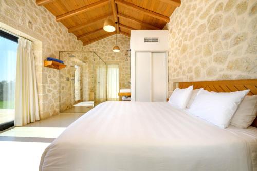 Postel nebo postele na pokoji v ubytování Lithari Luxury Villas