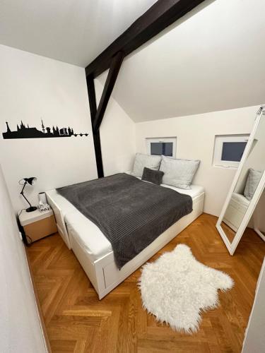 מיטה או מיטות בחדר ב-Lovely large flat in historic building, balcony, parking