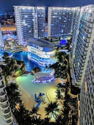 widok na ośrodek z basenem i budynkami w obiekcie Azure Urban Resort Residences w mieście Manila