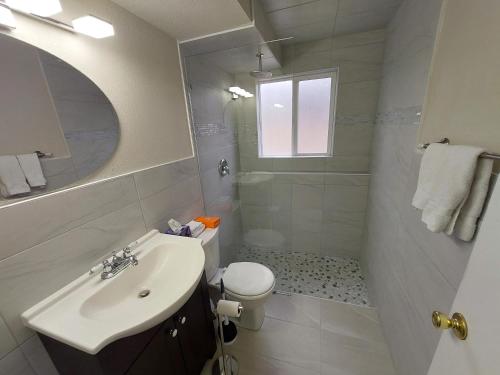 een witte badkamer met een wastafel en een toilet bij 7213 S Tamarac St in Centennial