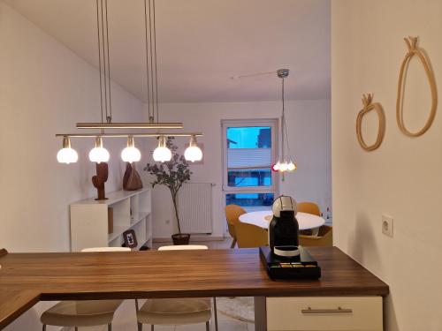 a kitchen and dining room with a table and chairs at Cozy Apartment: Design Superior Suite Zentral - Küche - Balkon in Cloppenburg