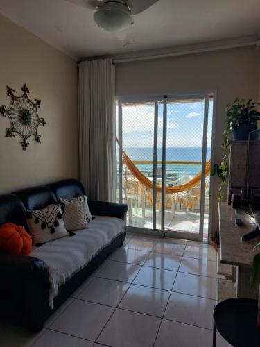 un soggiorno con divano e vista sull'oceano di Tupi - Praia Grande a Praia Grande