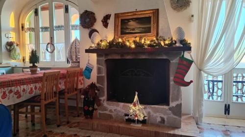 una sala de estar con chimenea y adornos navideños en Casa Barbara, en Amalfi