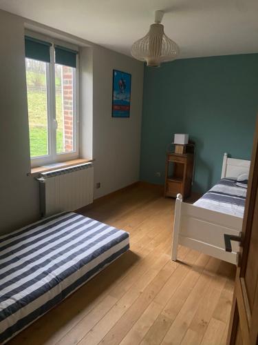 une chambre avec deux lits et une fenêtre dans l'établissement Le Chatel- Entre terre et Mer- Proche Villers, à Danestal