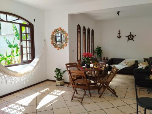 ein Wohnzimmer mit einem Tisch und Stühlen in der Unterkunft Santa Catarina Hostel in Florianópolis
