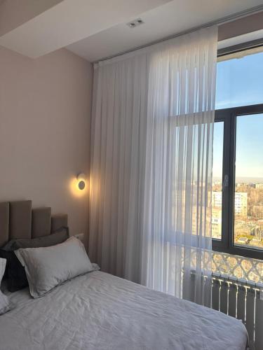 En eller flere senger på et rom på Apartment in Bishkek