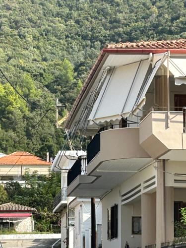 a white house with a mountain in the background at Ambracian Gulf Comfort House in Menídion