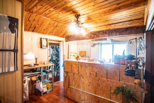 Kuchyň nebo kuchyňský kout v ubytování 【Camp House by port Side】 貸切1組の古民家/離島、美ら海への拠点