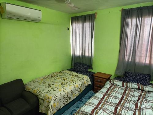 1 dormitorio pequeño con 2 camas y sofá en La Preciosa Casa Andaluza en Mérida