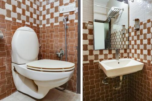 Duas fotografias de uma casa de banho com WC e lavatório. em Shree Apartment em Jhansi