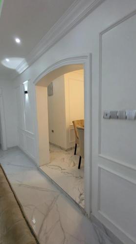 un pasillo con una puerta en una habitación en 3 bed apartments at awoyaya, ibeju lekki. Lagos., en Awoyaya