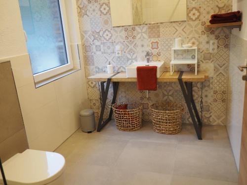 een badkamer met een wastafel en een toilet bij Ferienwohnung Sonnenseite in Cochem