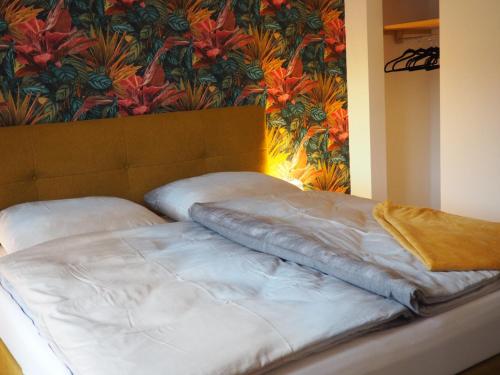 een bed in een kamer met een bloemenmuur bij Ferienwohnung Sonnenseite in Cochem