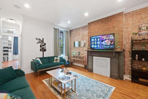 sala de estar con chimenea y TV en Large Home Near NYC In Hoboken Sleeps 6, en Hoboken