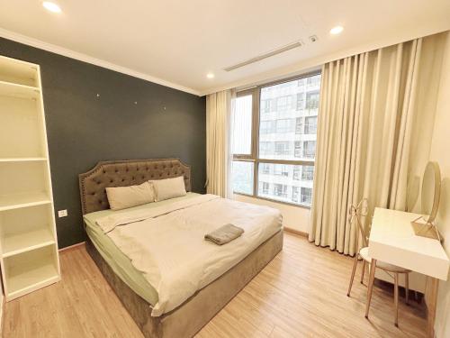 - une chambre avec un lit, un bureau et une fenêtre dans l'établissement City Center 4BR Apartment, à Hanoï