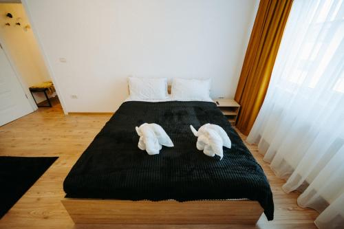 Modern Studio في Ipoteşti: غرفة نوم مع سرير مع اثنين من الحيوانات المحشوة عليه