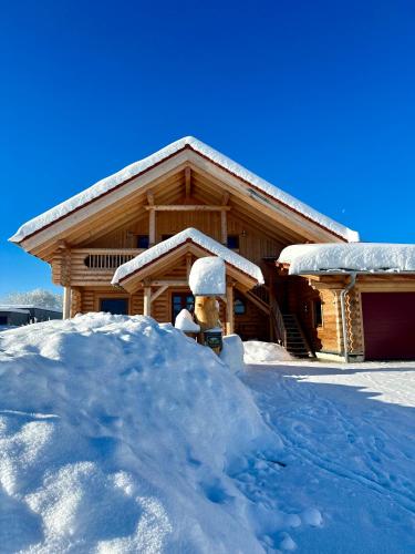a pile of snow in front of a house at "Allgäu-Herzl" Alpenchalet für Zwei in Rückholz
