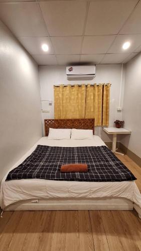a bedroom with a large bed in a room at Mulberry resort in Ban Wang Po