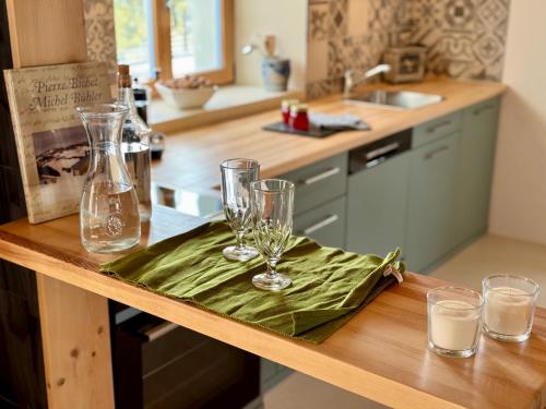 blat kuchenny z okularami na zielonej serwetce w obiekcie Pastelle w mieście Saint-Sulpice