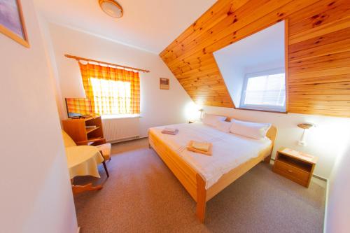 - une chambre avec un grand lit et une fenêtre dans l'établissement Chata Esty, à Bělá pod Pradědem