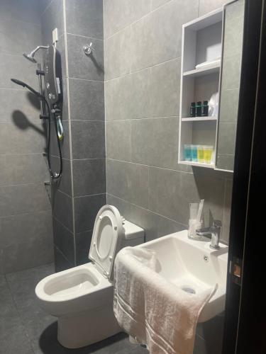 een badkamer met een toilet en een wastafel bij Neu Suites Ampang in Kuala Lumpur