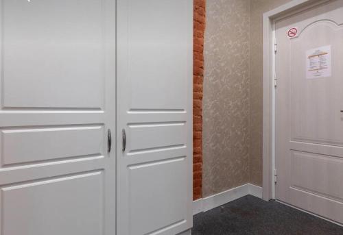 um armário branco com armários brancos e uma porta em VIP apart 643 em Tsqnetʼi