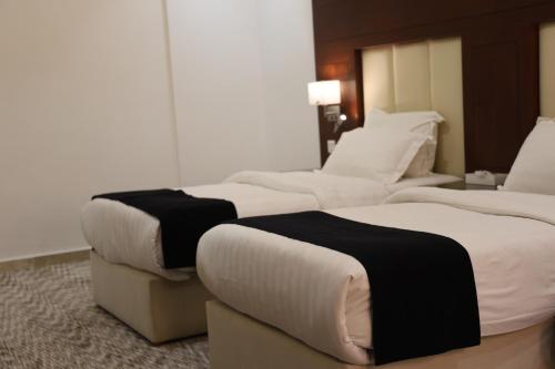 Un pat sau paturi într-o cameră la Al-faleh Hotel