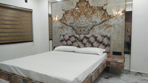 Una cama o camas en una habitación de DIAMOND GUEST HOUSE