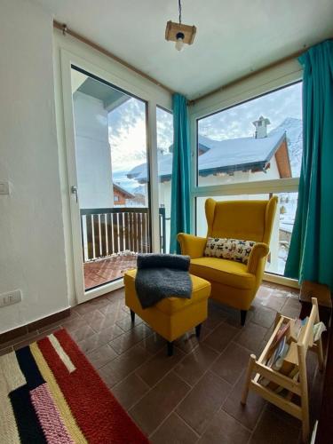 Ruang duduk di Cozy apartment near the slopes