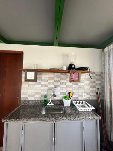 - une cuisine avec un évier et un comptoir dans l'établissement By Búzios Loft, à Búzios