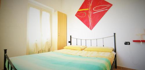 sypialnia z latawcem wiszącym nad łóżkiem w obiekcie Villacelest Casa Vacanze Peschici w mieście Peschici