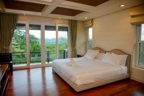 Postel nebo postele na pokoji v ubytování VIPKHAOYAI by the sky cozy