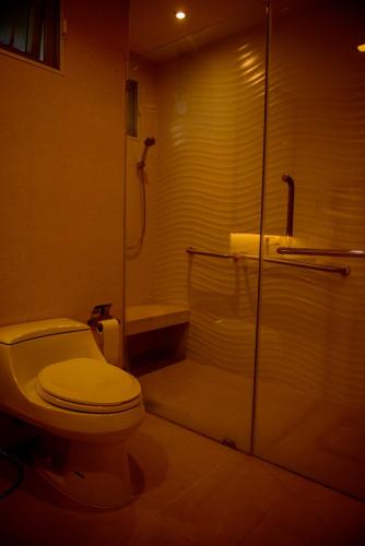 a bathroom with a toilet and a shower at VIPKHAOYAI by the sky cozy in Mu Si