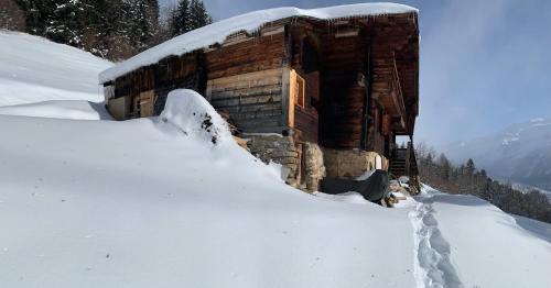 a log cabin in the snow in the mountains at Chalet Plein Soleil - 100% Nature & authenticité in Vers L'Eglise