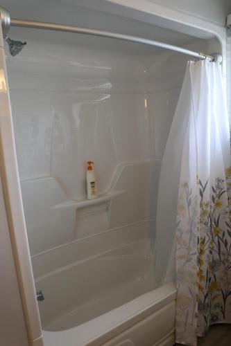 Un baño de Lynn's Place